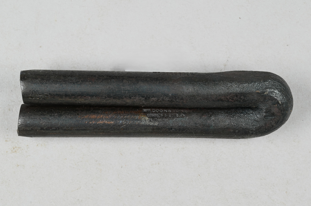 Prov på två bitar som har blivit ihopvällda enligt Thomson-Houstons elektriska metod vid utställningen i Glasgow 1888. Tillhörande lappar med samma notering samt notering: "2741" och "R. Å". Märkning på provet med brukets stämpel: Cook & Co. (?), Sheffield. Även medföljande informationsblad från utställningen om Thomson-Houstons metod.