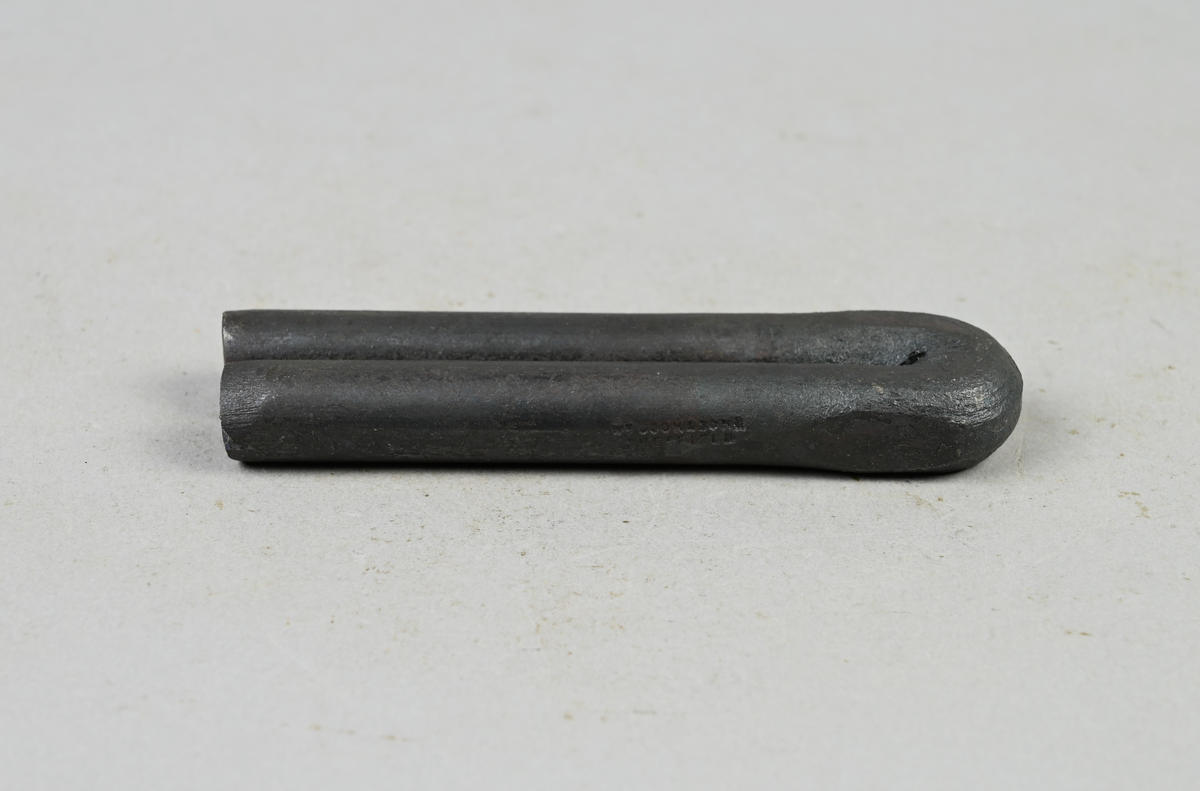 Prov på två bitar som har blivit ihopvällda enligt Thomson-Houstons elektriska metod vid utställningen i Glasgow 1888. Tillhörande lappar med samma notering samt notering: "2741" och "R. Å". Märkning på provet med brukets stämpel: Cook & Co. (?), Sheffield. Även medföljande informationsblad från utställningen om Thomson-Houstons metod.