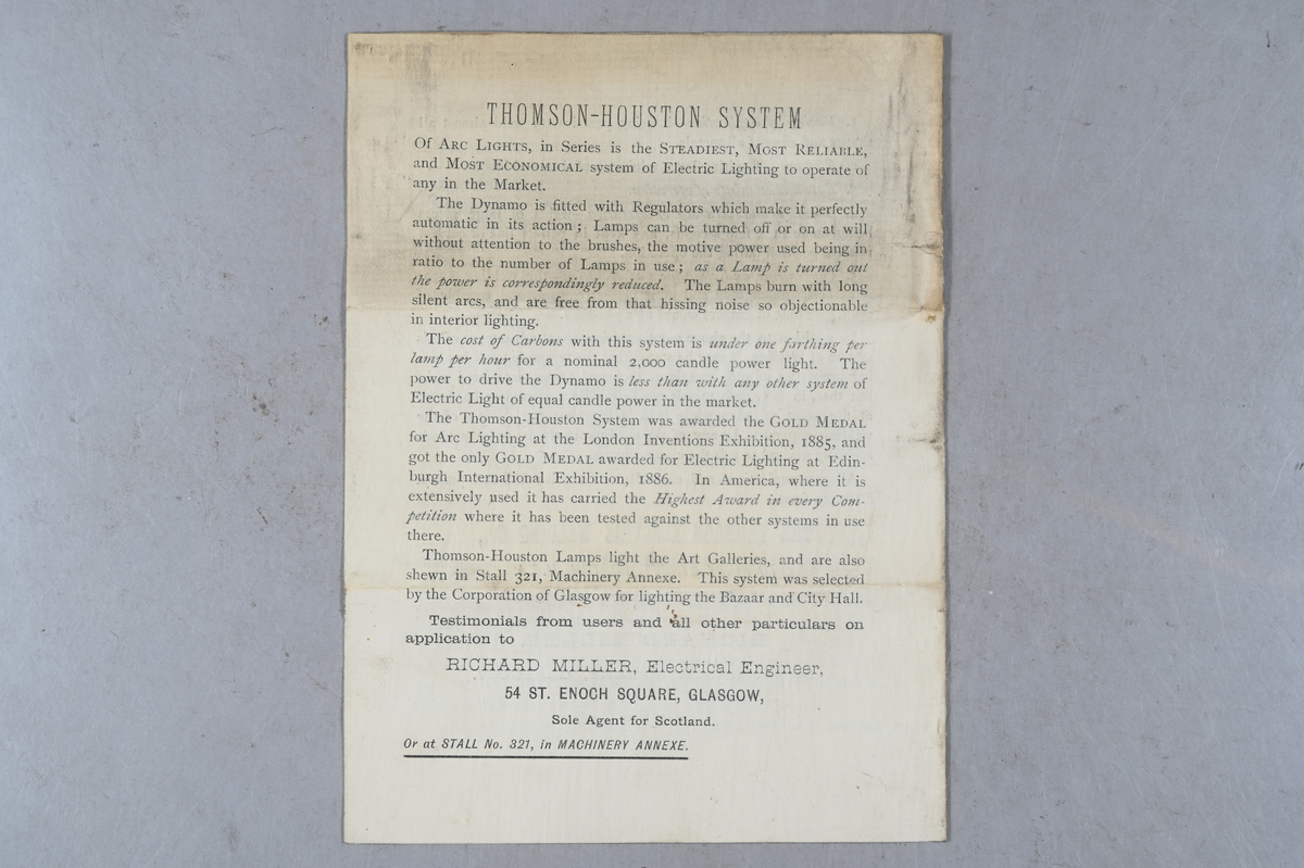 Prov på två bitar som har blivit ihopvällda enligt Thomson-Houstons elektriska metod vid utställningen i Glasgow 1888. Tillhörande lappar med samma notering samt notering: "2741" och "R. Å". Märkning på provet med brukets stämpel: Cook & Co. (?), Sheffield. Även medföljande informationsblad från utställningen om Thomson-Houstons metod.