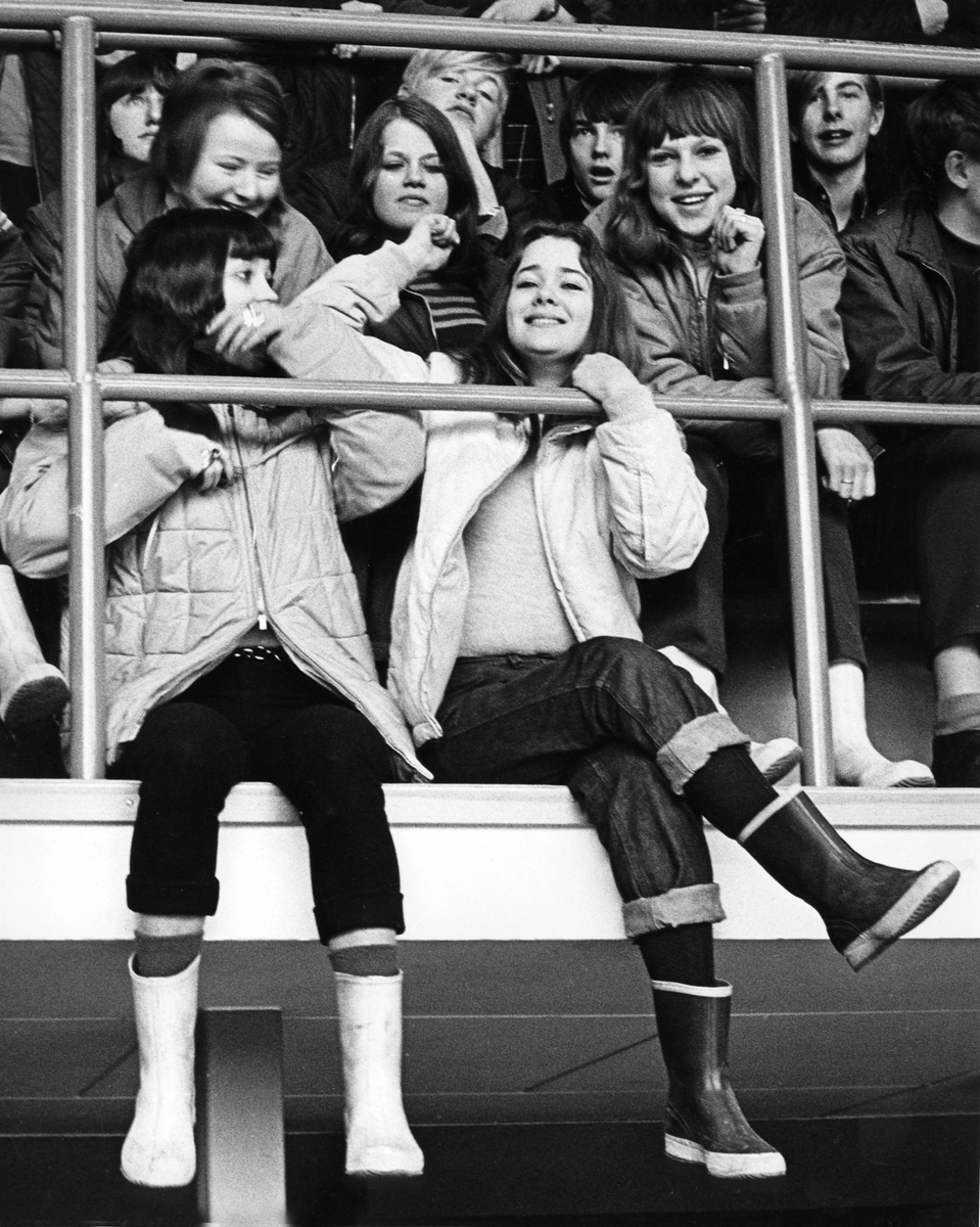Publik vid handbollsmatch på Centralskolan i Hallstavik 1967. Bild av Yngve Wiik; Hallstaviks fotoklubb.