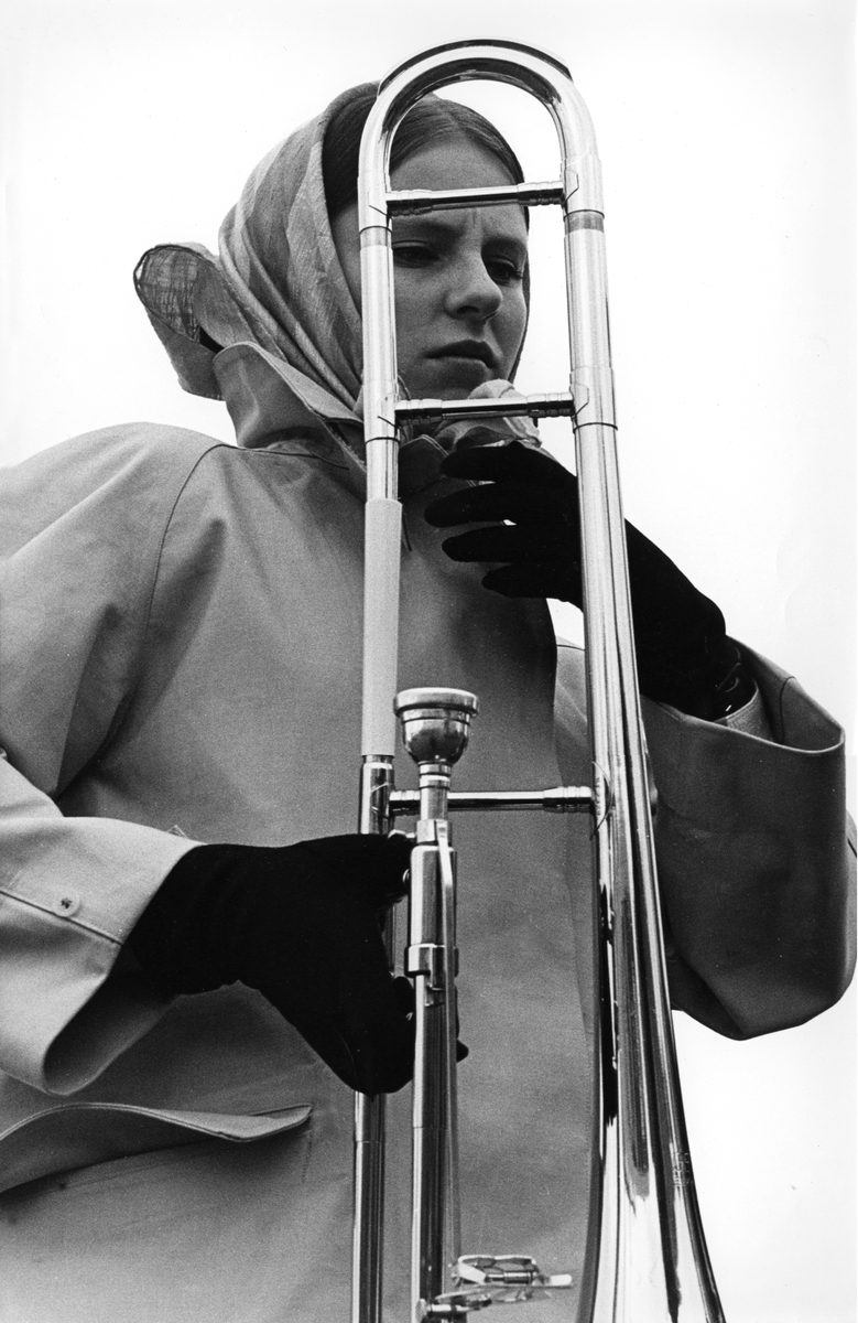 Trombonspelande kvinna på 1:a maj demonstration i Hallstavik.