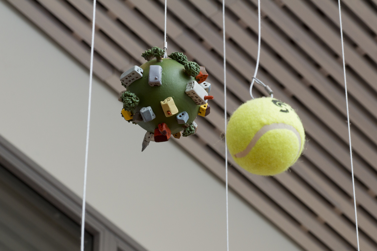 Planeter i form av ulike sports-baller, samt en liten modell av Ranheim, som henger i stål-wire fra taket.