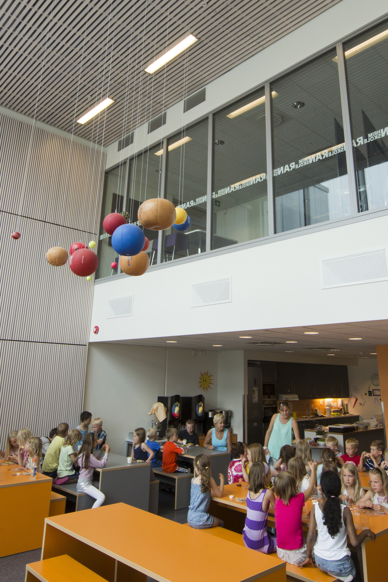 Planeter i form av ulike sports-baller, samt en liten modell av Ranheim, som henger i stål-wire fra taket.