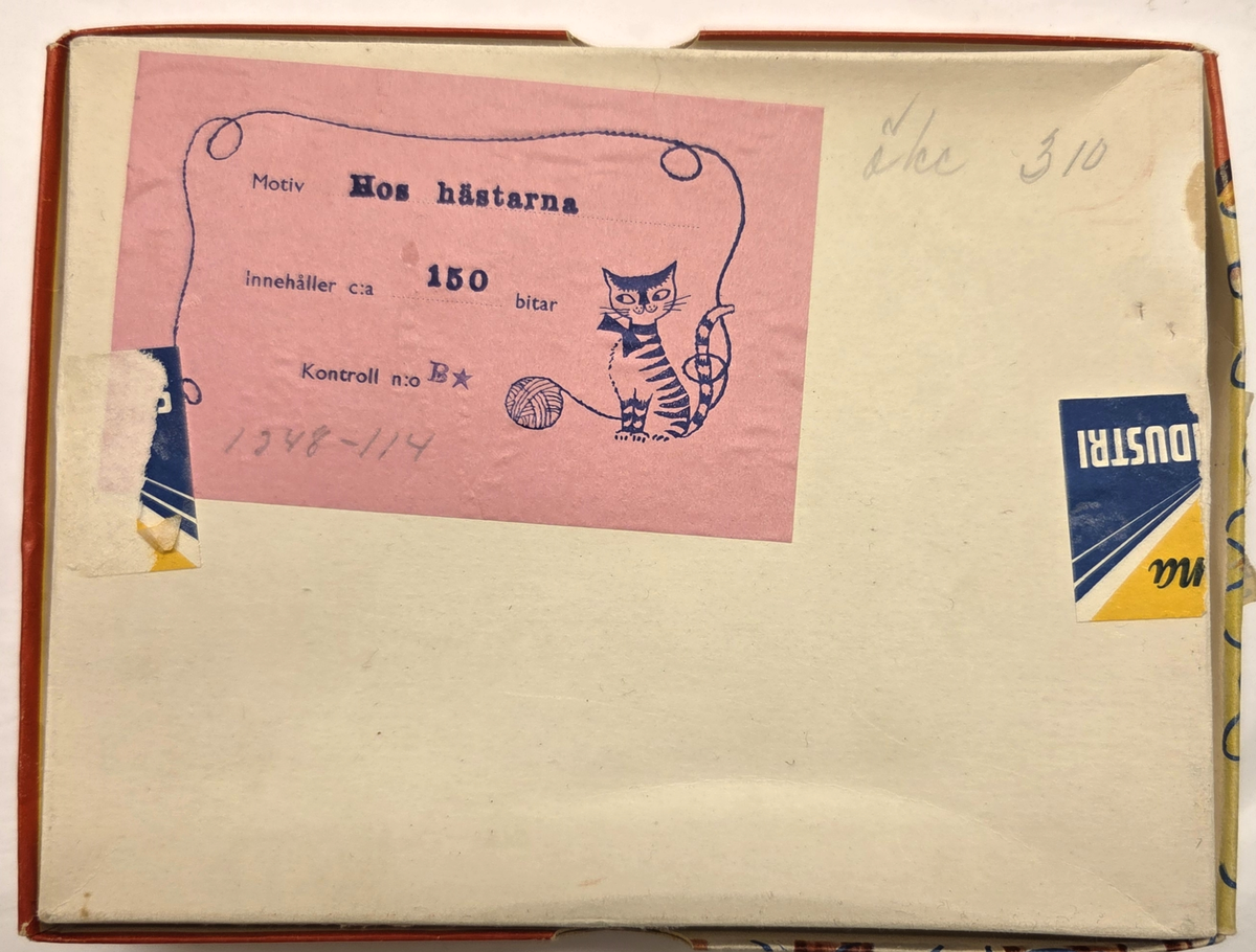 Litet barnpussel i trä. Svensk tillverkning. Pusslet är utsågat i trä och ligger i en röd pappkartong. Motiv av barn i natur.