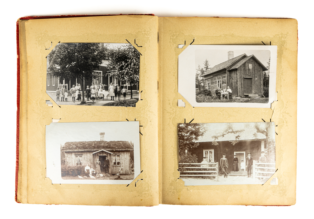 Fotoalbum med röda pärmar, guldfärgad text "Brefkortsalbum" samt bild på ett kvinnoansikte omgivet av en guldfärgad krans.