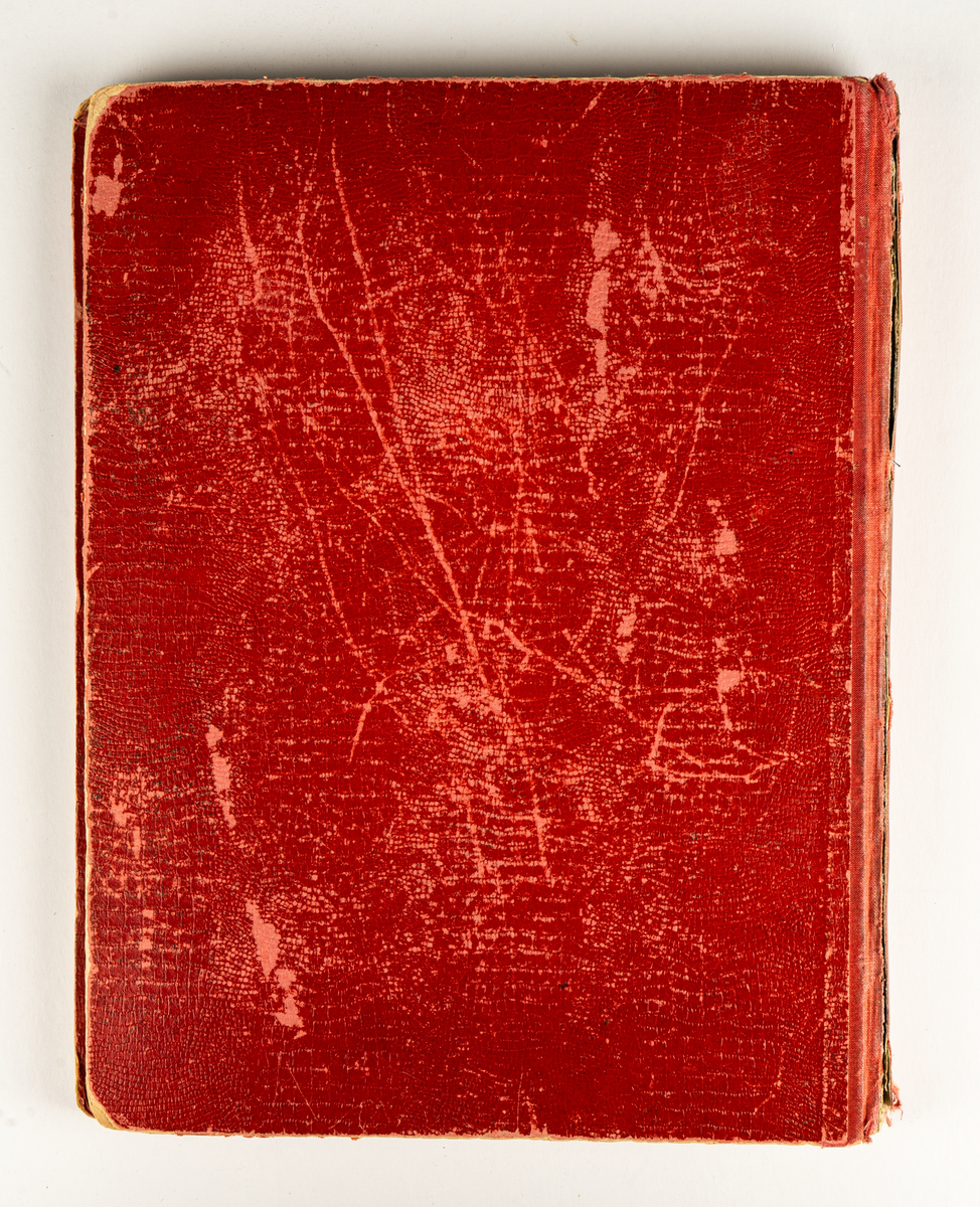 Fotoalbum med röda pärmar, guldfärgad text "Brefkortsalbum" samt bild på ett kvinnoansikte omgivet av en guldfärgad krans.