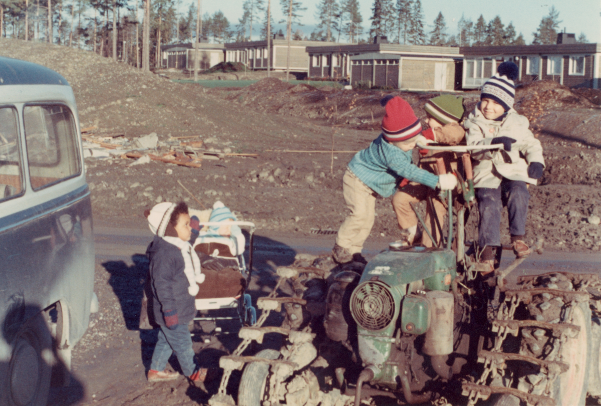 Berghem i Järfälla. Barnen leker i den nybyggda området.