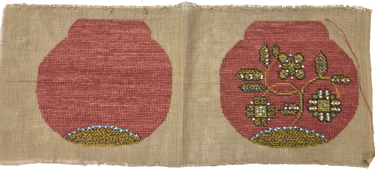 Broderi till väska. Petit point och pärlbroderi. Rosa botten med blommor och blad i gult, brunt, blått och vitt.