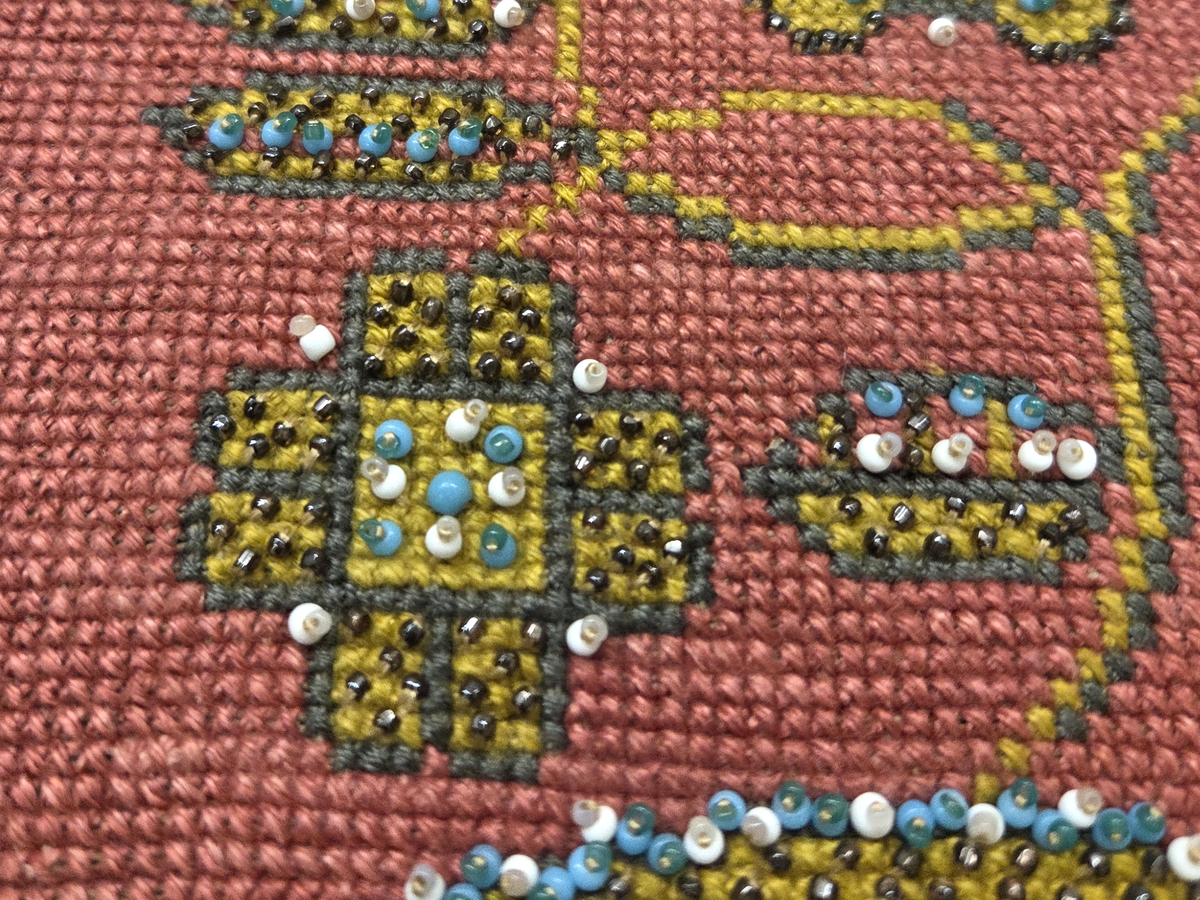 Broderi till väska. Petit point och pärlbroderi. Rosa botten med blommor och blad i gult, brunt, blått och vitt.