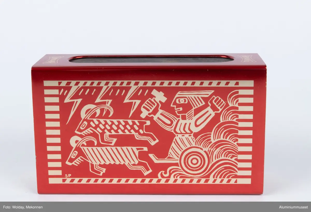 Rød, eloksert aluminium, med motiv Tor med hammeren.

Teknikk: En Aluminiumsplate ble hjørnestanset (avrundet) og to lange hull for ripeflate ble utstanset. Holderen ble knekket i to operasjoner i eksenterpresse. Først ble bunn knekket i en operasjon og så ble topp/side knekket i en operasjon. Begge operasjonene ble utført i eksenterpresse. Holderen ble polert, eloksert og farvet gul. Motivet " Tor med hammeren" ble siketrykket på med et dekkskjikt. Holderen ble så rødfarvet, men rødfarven angrep ikke motivet som var dekket. Eloksskiktet ble tilslutt tettet i sealeren (varmt vann). 
Form: Tilpasset utvendig form for stor fyrstikkeske