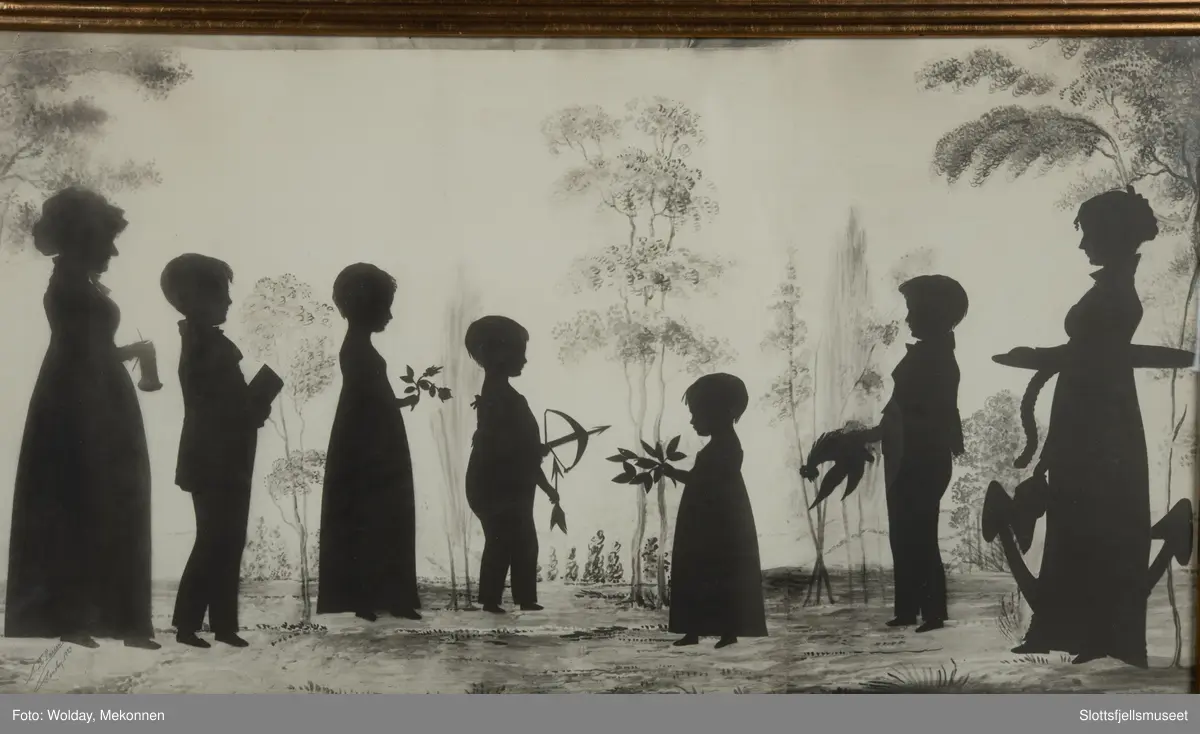 Silhuett av flere personer fra Foyn familien.