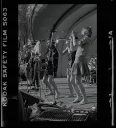 Bandet "Herr marmelad och hans skorpor" uppträder på en scen