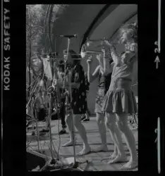 Bandet "Herr marmelad och hans skorpor" uppträder på en scen