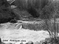Dammen til Kværnum Bruk i elva Lena på Østre Toten, fotograf