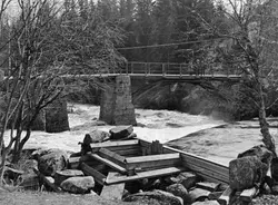 Kjøset bru over elva Lena på Østre Toten, fotografert sommer