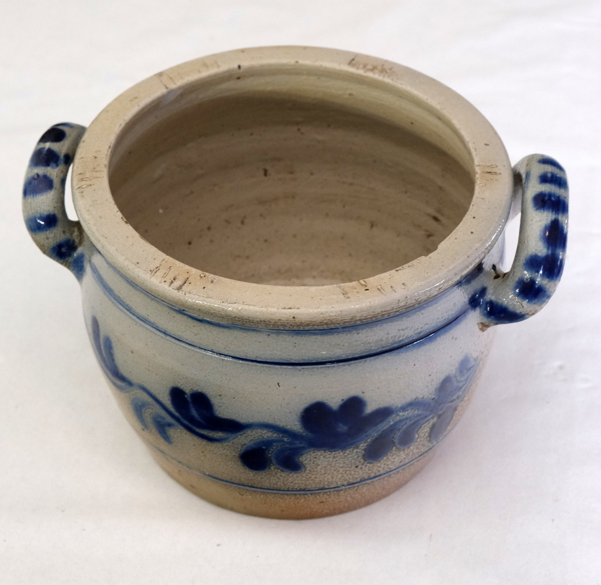 Krukke med håndtak
Størrelse: 2l
Emaljert, grå bakgrunn med grå organisk motiv 