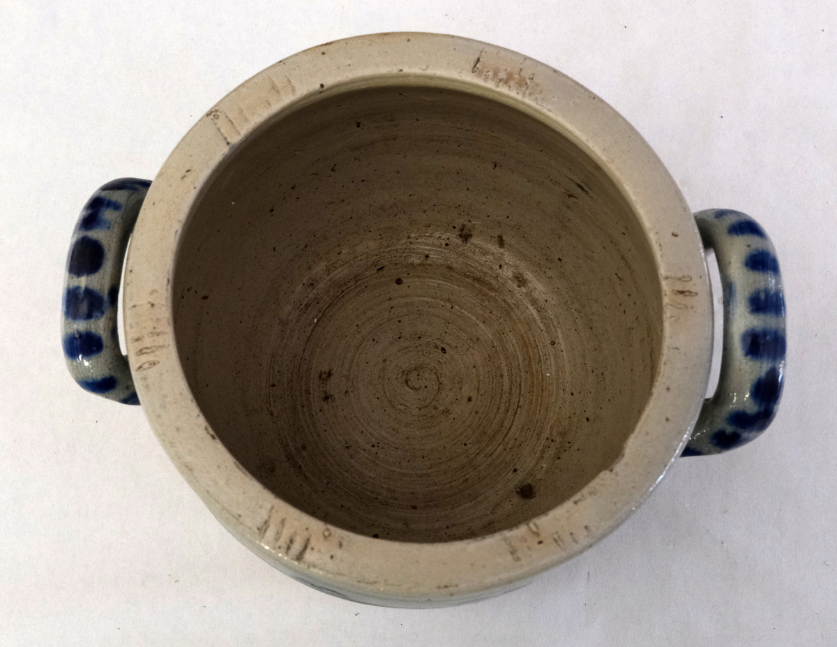 Krukke med håndtak
Størrelse: 2l
Emaljert, grå bakgrunn med grå organisk motiv 