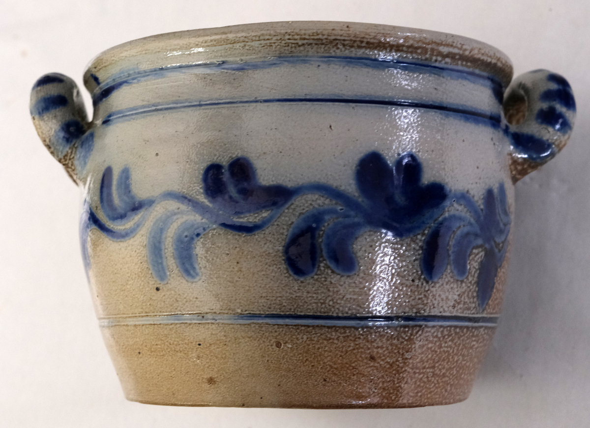 Krukke med håndtak
Størrelse: 2l
Emaljert, grå bakgrunn med grå organisk motiv 