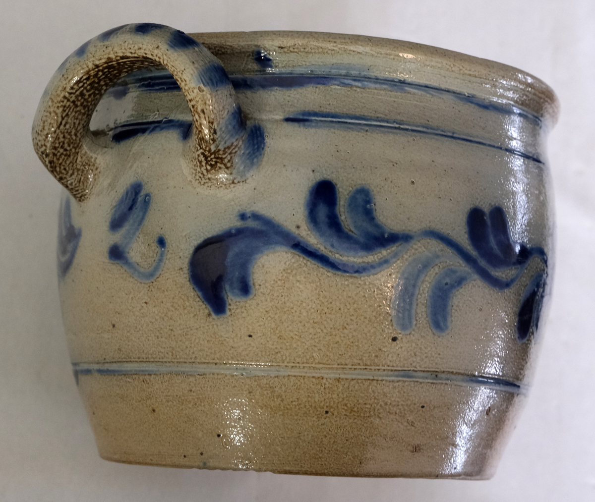 Krukke med håndtak
Størrelse: 2l
Emaljert, grå bakgrunn med grå organisk motiv 