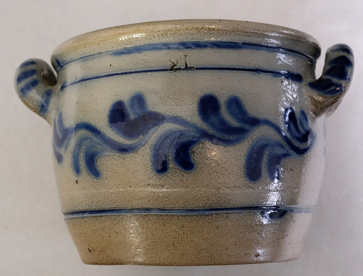 Krukke med håndtak
Størrelse: 2l
Emaljert, grå bakgrunn med grå organisk motiv 