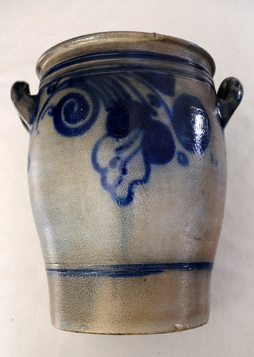 Krukke med håndtak 
Størrelse: 8 l
Emaljert, grå bakgrunn med blå organisk motiv