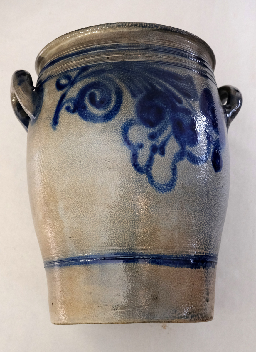 Krukke med håndtak 
Størrelse: 8 l
Emaljert, grå bakgrunn med blå organisk motiv