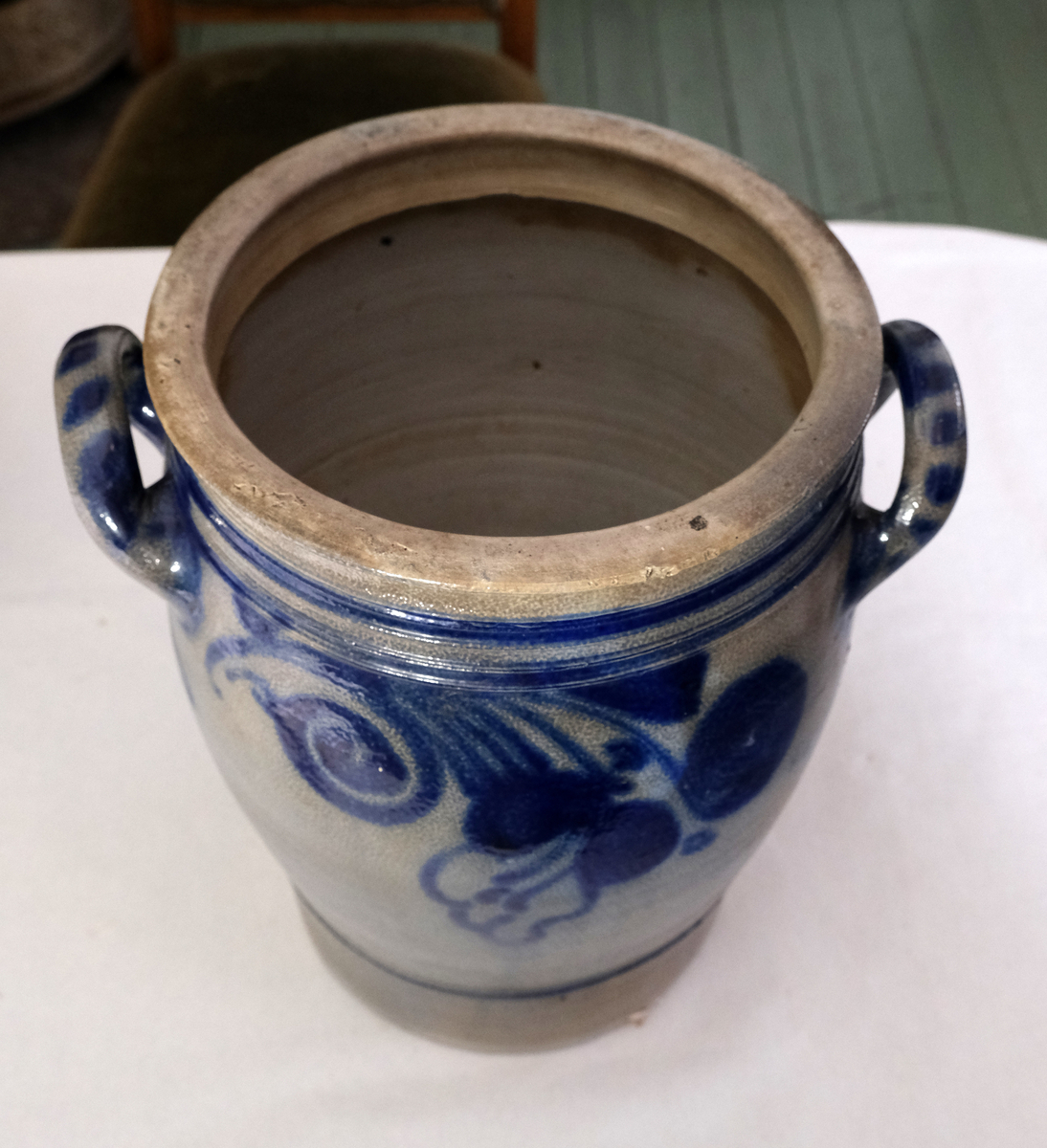 Krukke med håndtak 
Størrelse: 8 l
Emaljert, grå bakgrunn med blå organisk motiv