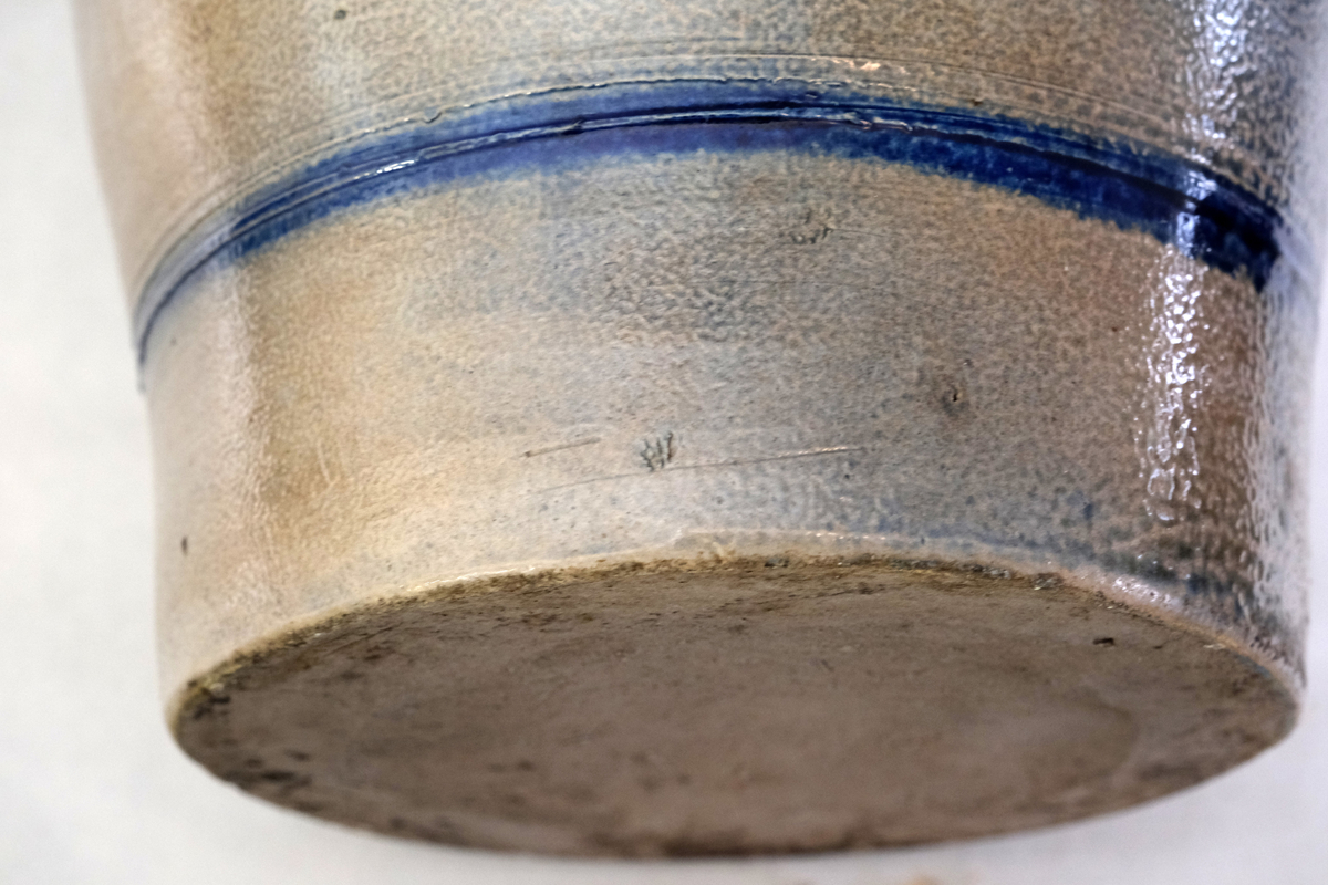 Krukke med håndtak 
Størrelse: 8 l
Emaljert, grå bakgrunn med blå organisk motiv