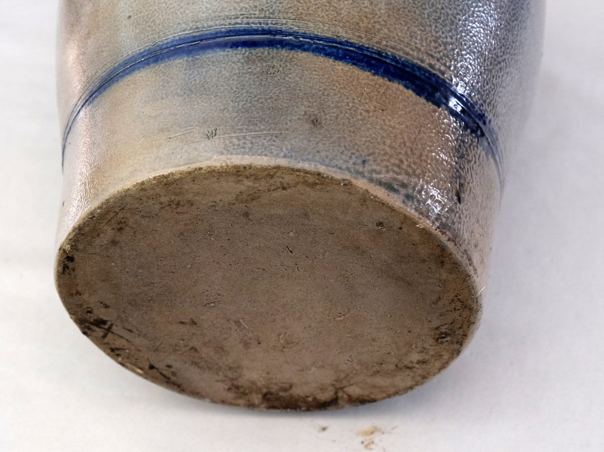 Krukke med håndtak 
Størrelse: 8 l
Emaljert, grå bakgrunn med blå organisk motiv