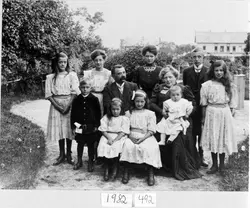 Christian og Maren Frederiksen med 9 av barna i hagen ved Me