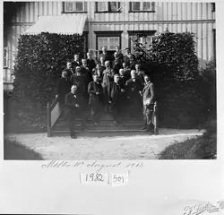 Forsamling på trappen ned til hagen ved Melbo Hovedgård. I m