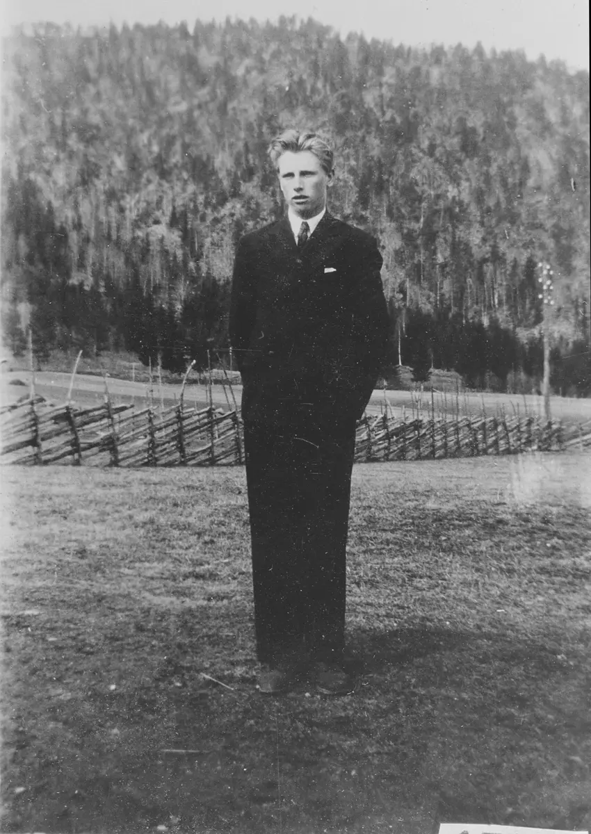 En mann med dress, fotografert utendørs foran en skigard. Ukjent person, tid og sted.

Sigdal Museum mangler informasjon om dette fotografiet. Kontakt oss gjerne dersom du har opplysninger om motivet.