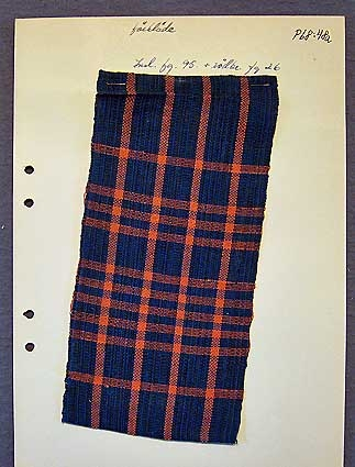 Nio kartongark med färgskiss, vävnsedel och vävprover i till bomullsförkläden i tuskaft. Färgskissen avser bård till nederkant eller ficka.

