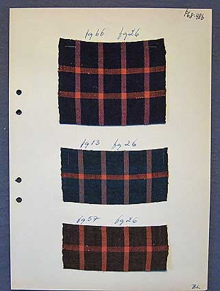 Nio kartongark med färgskiss, vävnsedel och vävprover i till bomullsförkläden i tuskaft. Färgskissen avser bård till nederkant eller ficka.

