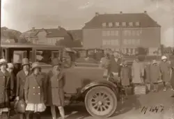 Folkskolebarn som skall fara på koloni.