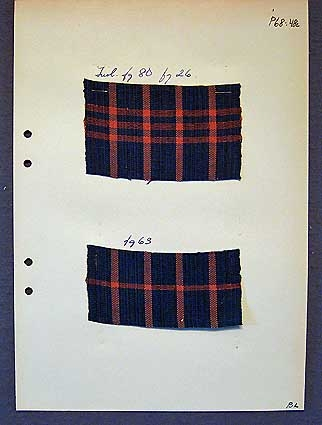 Nio kartongark med färgskiss, vävnsedel och vävprover i till bomullsförkläden i tuskaft. Färgskissen avser bård till nederkant eller ficka.

