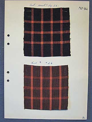 Nio kartongark med färgskiss, vävnsedel och vävprover i till bomullsförkläden i tuskaft. Färgskissen avser bård till nederkant eller ficka.

