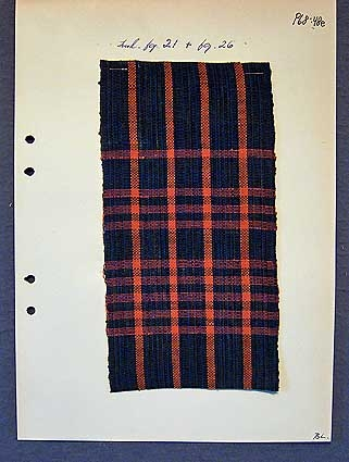 Nio kartongark med färgskiss, vävnsedel och vävprover i till bomullsförkläden i tuskaft. Färgskissen avser bård till nederkant eller ficka.

