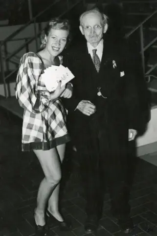 De gamlas utflykt 1949. Hildebrand uppvaktar kavaljer.