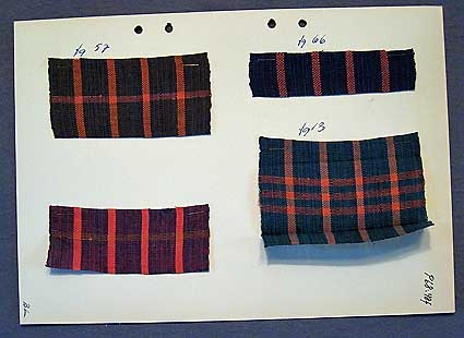 Nio kartongark med färgskiss, vävnsedel och vävprover i till bomullsförkläden i tuskaft. Färgskissen avser bård till nederkant eller ficka.

