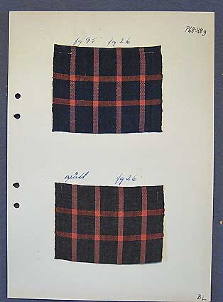 Nio kartongark med färgskiss, vävnsedel och vävprover i till bomullsförkläden i tuskaft. Färgskissen avser bård till nederkant eller ficka.

