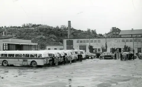 De gamlas utflykt 1949. På parkeringsplatsen innanför Säve Flygfälts område