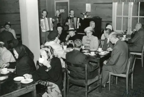 De gamlas utflykt 1949. Kaffe och tårta vid besök i Säve Flyflottiljs marketenteri