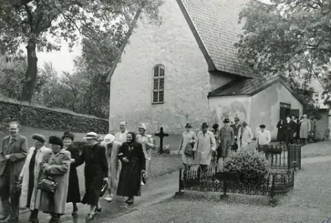 De gamlas utflykt 1949. Vid Lundby Gamla Kyrka