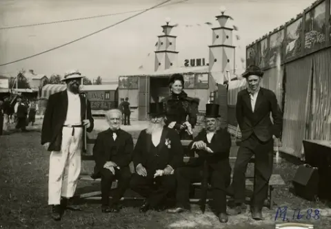 Barnensdag i Mölndal. Gruppporträtt av gamla mölndalsfigurer (kända profiler)