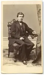 Porträtt på en man i helfigur.