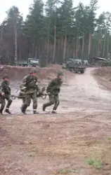 Förflyttning av skadefigurant på bår.