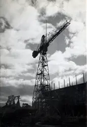 a) " 1 " Dramatisk kransilhuett mot moln  

b) " Hamnen Göta