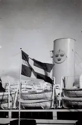 a) " 827 " Svenska flaggan, sex livbåtar och SAL-skorsten

b