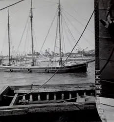 a) " 1834 N " Mörk tremastare i Göta älv, del av fartygsför 